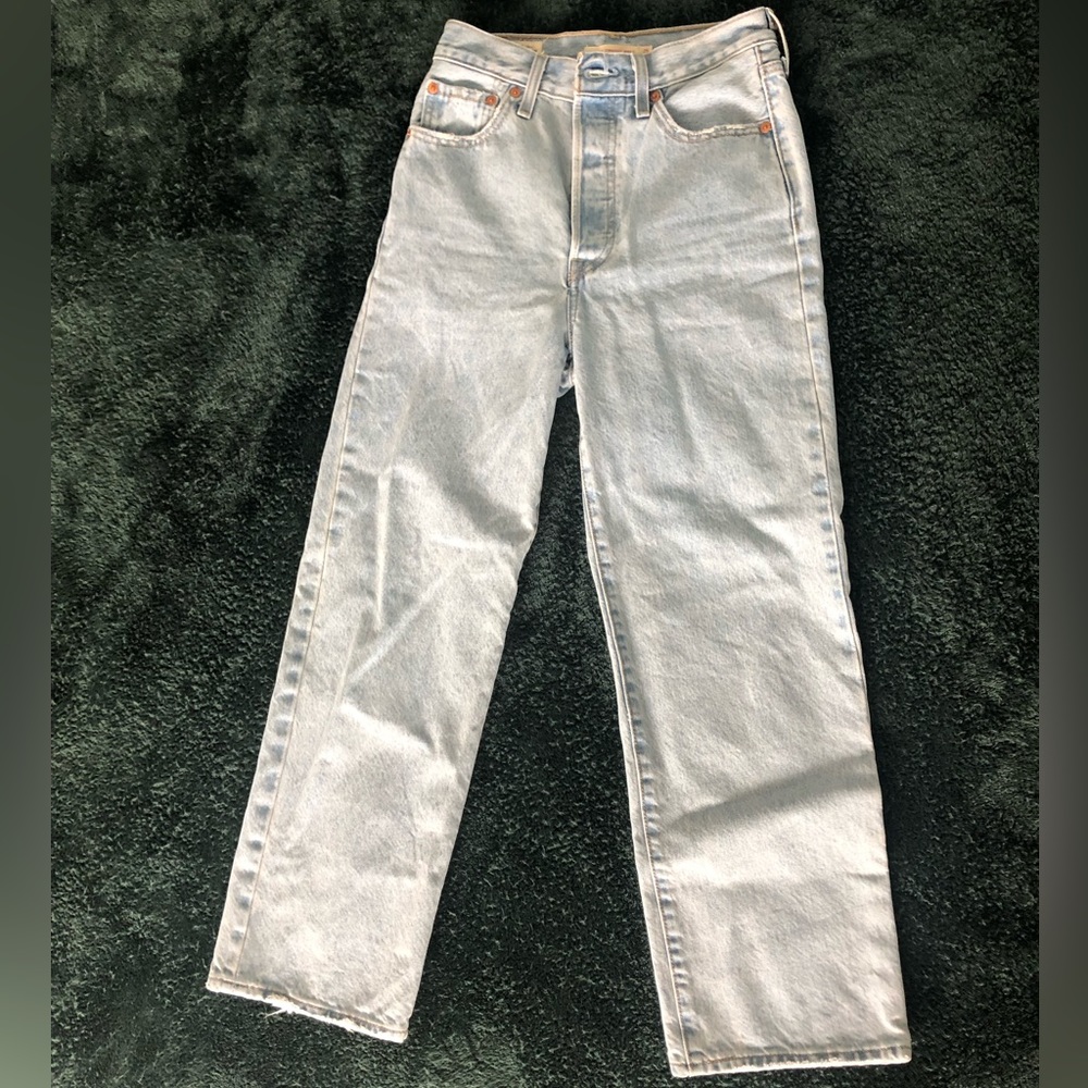 Levi’s Women's Premium Ribcage Straight Ankle Jeans in Light Indigo. Size 25.
